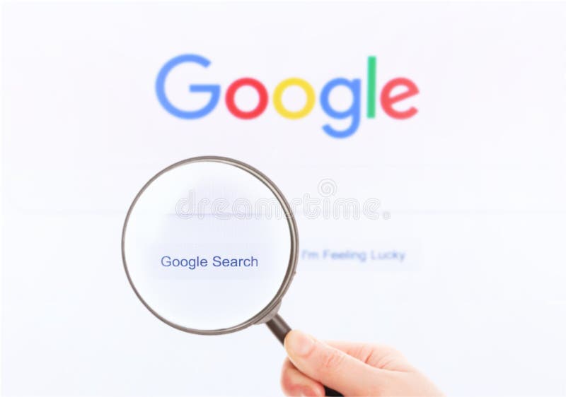 page-d-accueil-google-sur-l-écran-sous-une-loupe-155706956